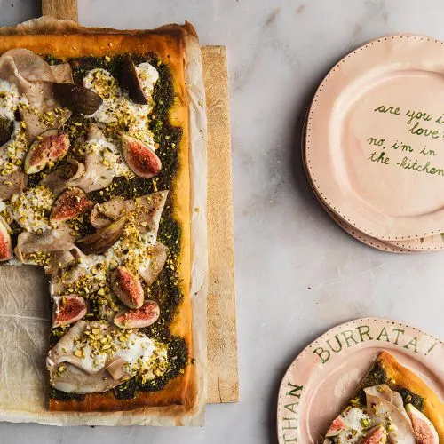 Plaatpizza met citroenpesto, mortadella, vijgen, stracciatella en pistache