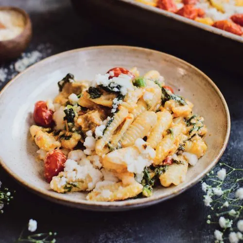 Cavatelli met vegan worst, tomaten en rapini
