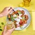 Salade met gegrilde perzik, burrata en basilicum