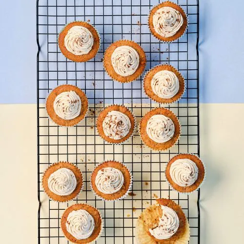 Wortelmuffins met chai-botercrème