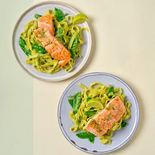 Tagliatelle met zalm en avocado-dillesaus