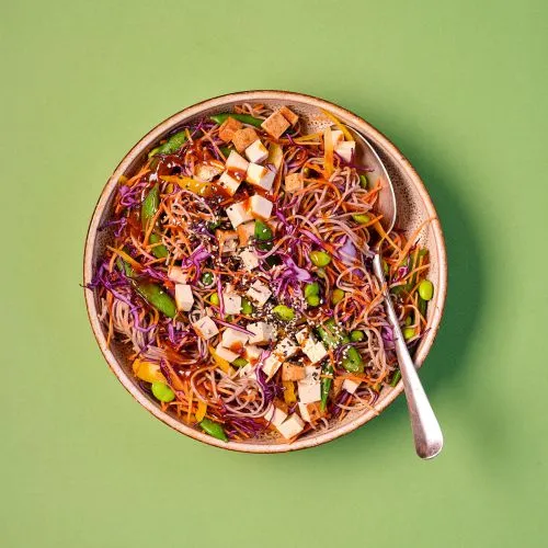 Kleurrijke sobanoedelsalade met edamame