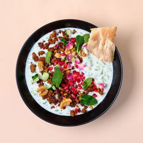Perzische yoghurtsoep met lamsgehakt, dille en lavash