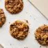 Recept Dubbeldikke chocolate chip cookies met miso-walnoten