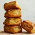 Kruimelige kaas-augurkenscones