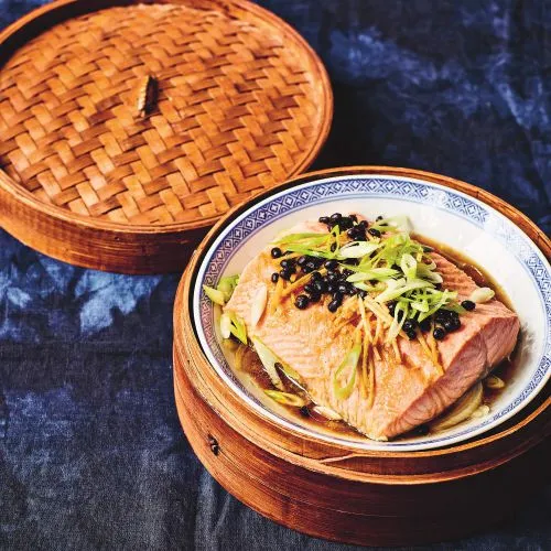 Kantonese gestoomde zalm met zwarte bonen, gember en bosui