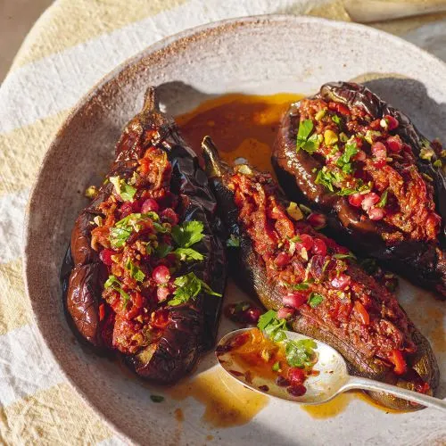 Imam bayaldi: gevulde aubergine en courgette