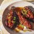 Imam bayaldi: gevulde aubergine en courgette
