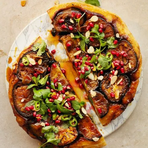 Auberginetaart met granaatappel en kruiden