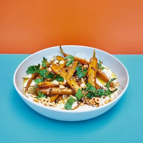 Geroosterde spicy wortels en hazelnoten met limabonenpuree