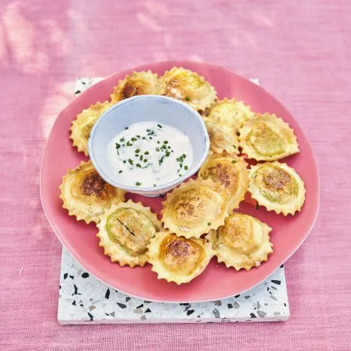 Krokant gebakken ravioli met zure room dip