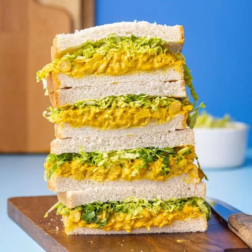 Sandwich met Japanse curry-kikkererwtensalade
