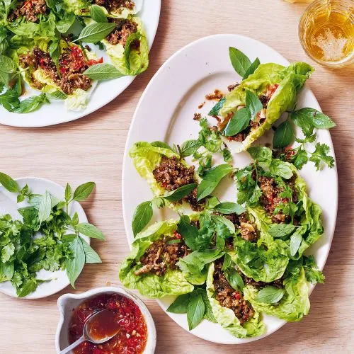 Thaise larb met varkensgehakt en zomerse kruiden