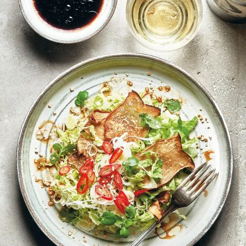 Salade met chips van koningsoesterzwam, bosui, chilipeper en cashewnoten