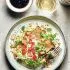 Salade met chips van koningsoesterzwam, bosui, chilipeper en cashewnoten