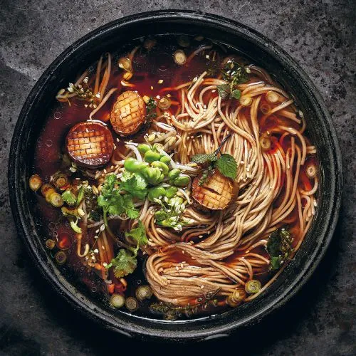 Shoyu ramen met gebakken koningsoesterzwam, noedels, tuinbonen