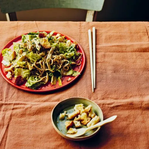 Caesarsalade met kip en ramennoedels