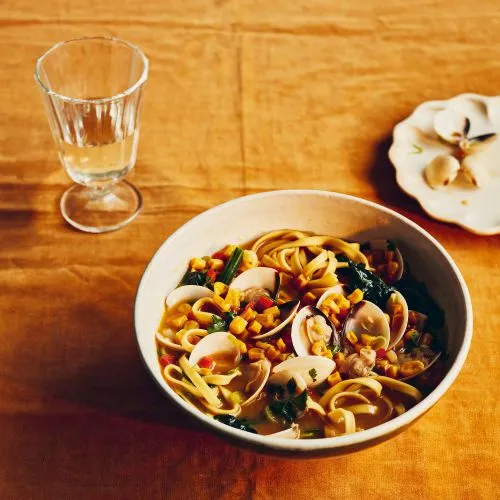 Ramen vongole met miso, boter en maïs