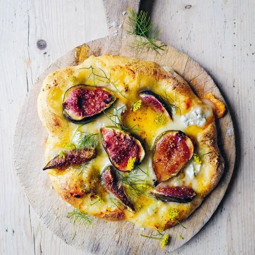 Pizzette met vijg, gorgonzola en venkelbloemen