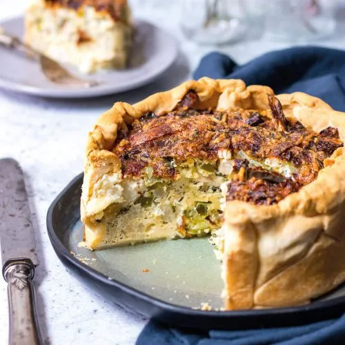 Quiche met bloemkool, paprika en gerookte kip