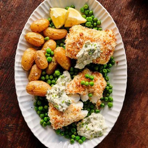 Krokante kabeljauw met salt en vinegar-aardappels, doperwten en remouladesaus