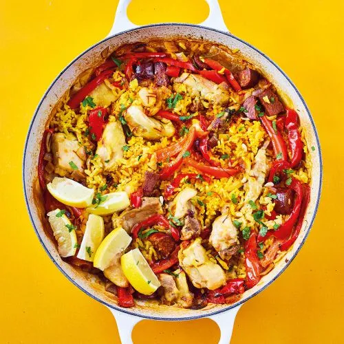 Eenpanspaella met kip, paprika en chorizo