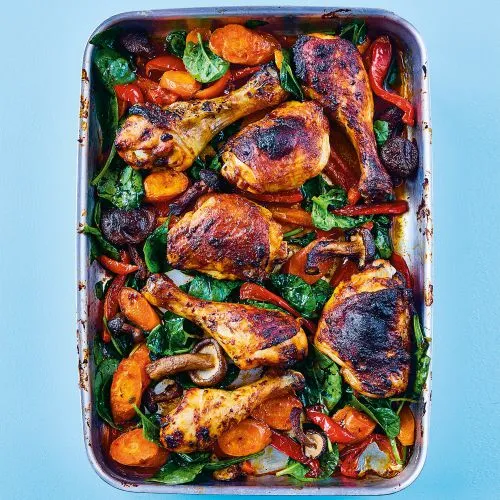 Koreaanse barbecuekip met paprika, wortel en spinazie