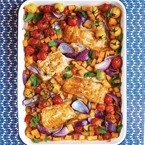 Zalm-tandoori met zoete aardappel, tomaten en rode ui