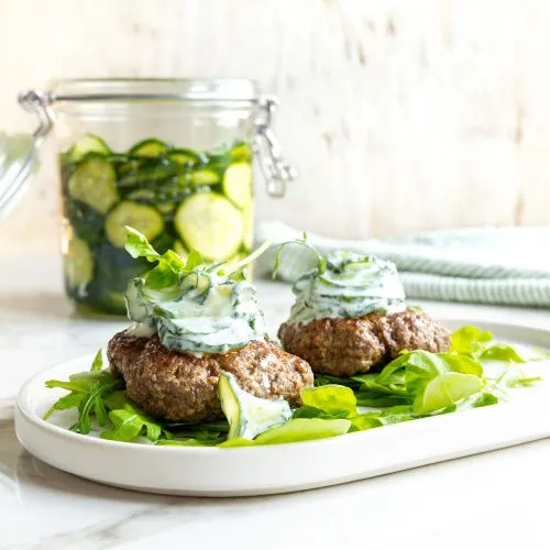 Hamburger met tzatziki van gefermenteerde komkommer