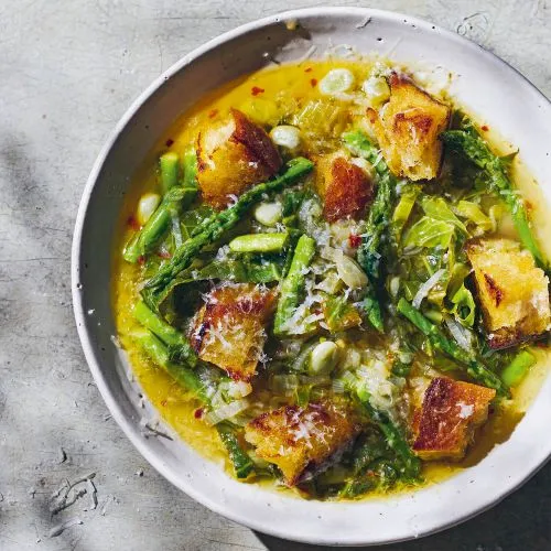 Lentekoolsoep met geraspte pecorino