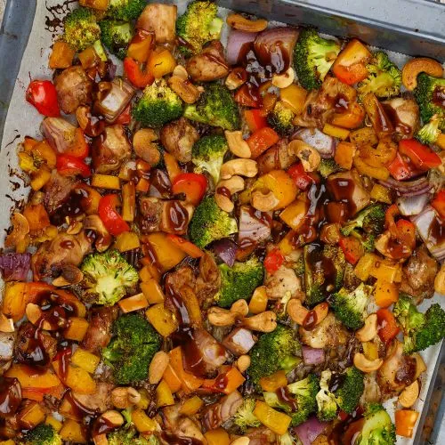 Oosterse traybake met broccoli en kipdijfilet