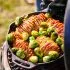 Hasselback-aardappels met chorizo en geroosterde spruitjes