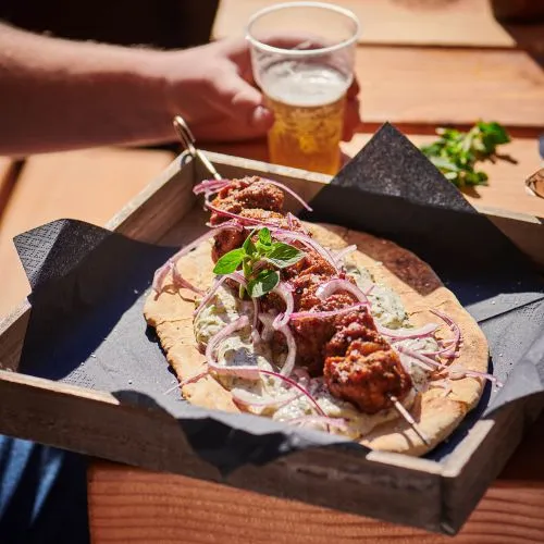 Souvlaki met tzatziki en flatbread