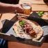 Souvlaki met tzatziki en flatbread