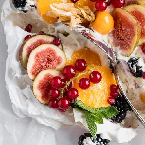 Pavlova met zomer- of winterfruit