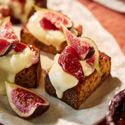 Geroosterde ontbijtkoek met époisses, vijgenjam en vijgen
