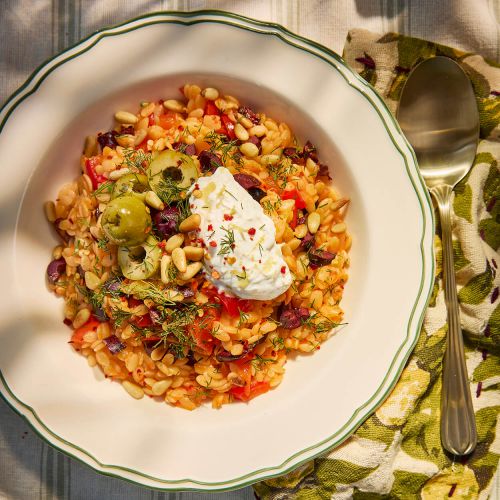 Paprika-orzo met citroenricotta, olijven en dille