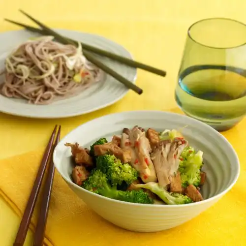 Chinese broccoli met lauwwarme noedelsalade