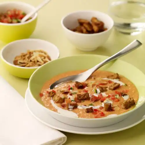 Gazpacho met reepjes en Alpro soya yoghurtvariatie