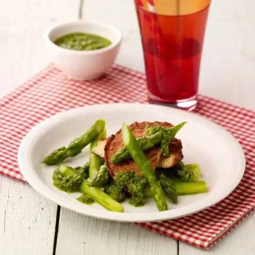 Groene asperges met salsa verde en vegetarische burgers