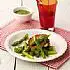 Groene asperges met salsa verde en vegetarische burgers