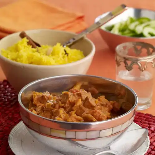 Indiase curry met rijst en komkommer raïta