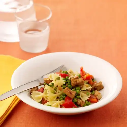 Pastasalade met paprika en doperwten