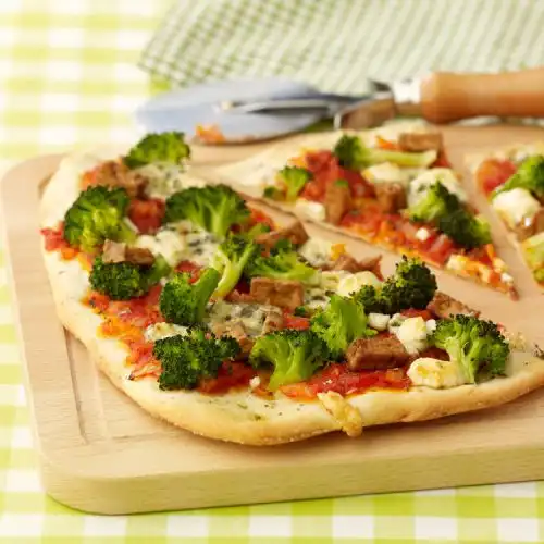 Pizza met broccoli en blauwe kaas