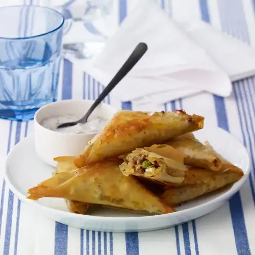 Samosa's met munt-yoghurtdip