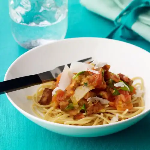 Spaghetti met pikante tomatensaus