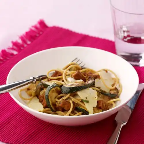 Supersnelle spaghetti met courgette en pecorino