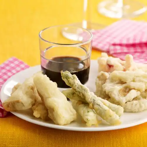Tempura van tofu, oesterzwammen, groene asperges en zeewier