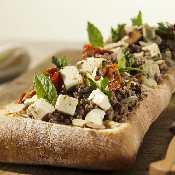 Turks brood met geitenkaas, rucola en pijnboompitten - recept - okoko recepten