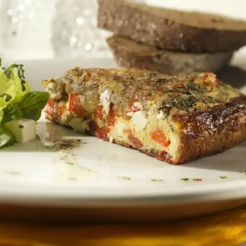 Frittata met paprika, tomaat en witte kaasblokjes